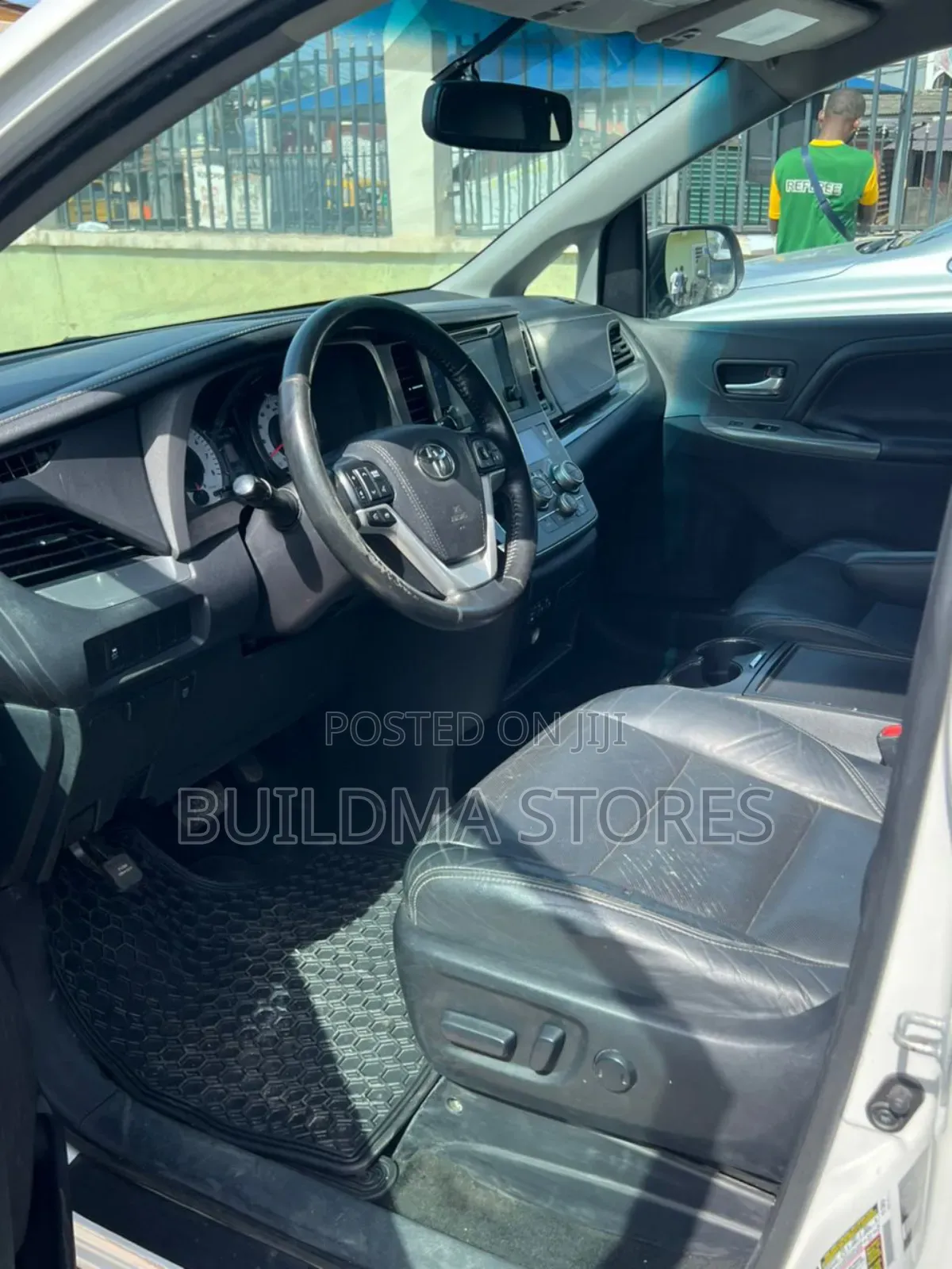 Toyota Sienna SE 8 Passenger (3.5L 6cyl 6A) 2016 White