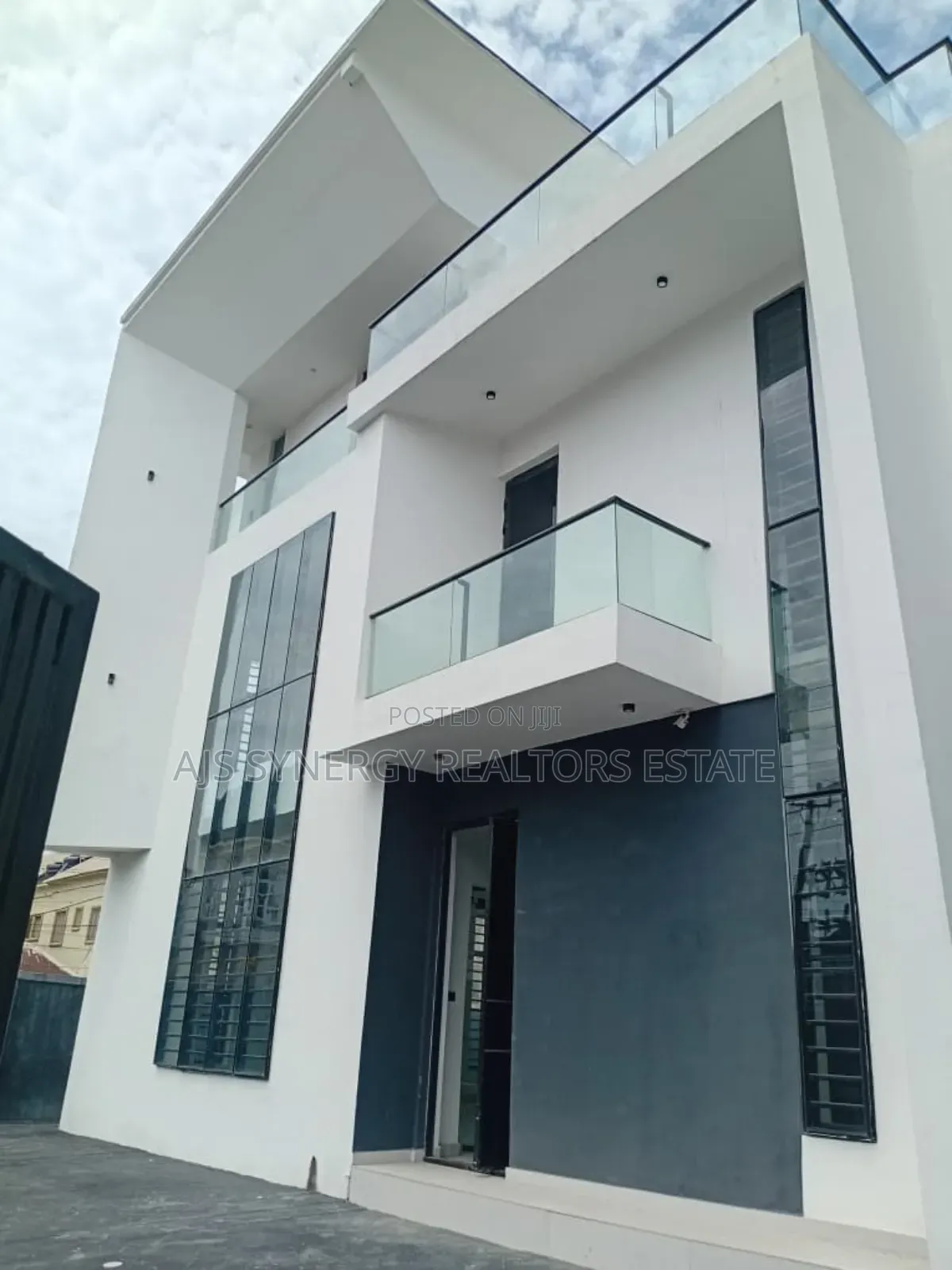 5bdrm Duplex in Osapa london for sale
