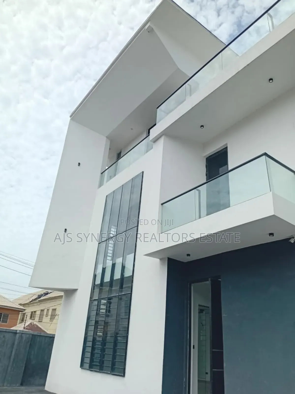 5bdrm Duplex in Osapa london for sale