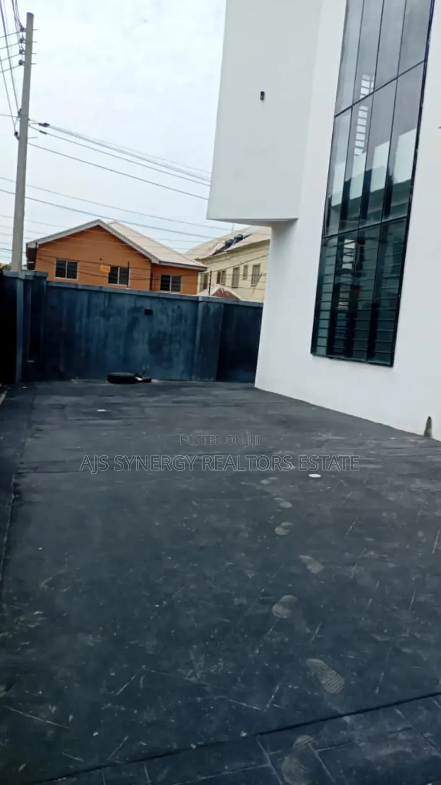 5bdrm Duplex in Osapa london for sale