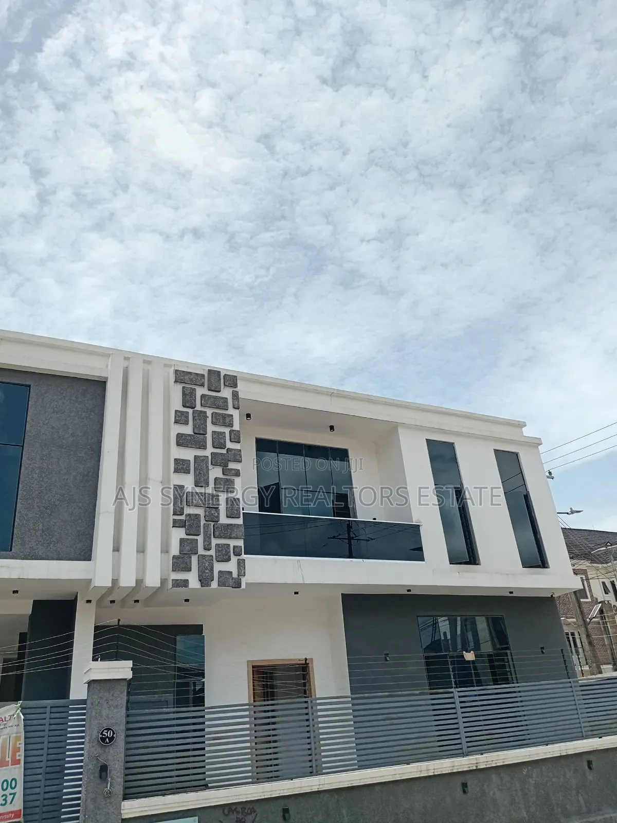 5bdrm Duplex in Osapa london for sale