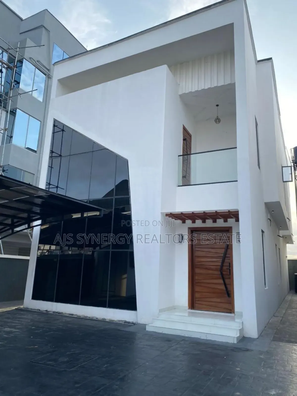 5bdrm Duplex in Chevron for sale