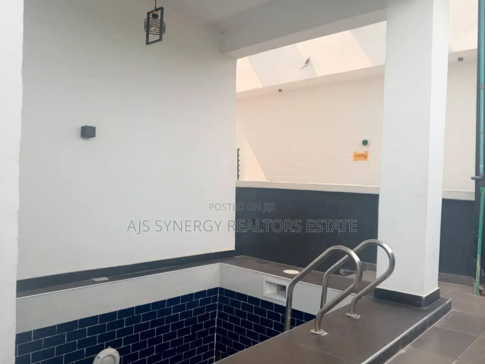 5bdrm Duplex in Chevron for sale