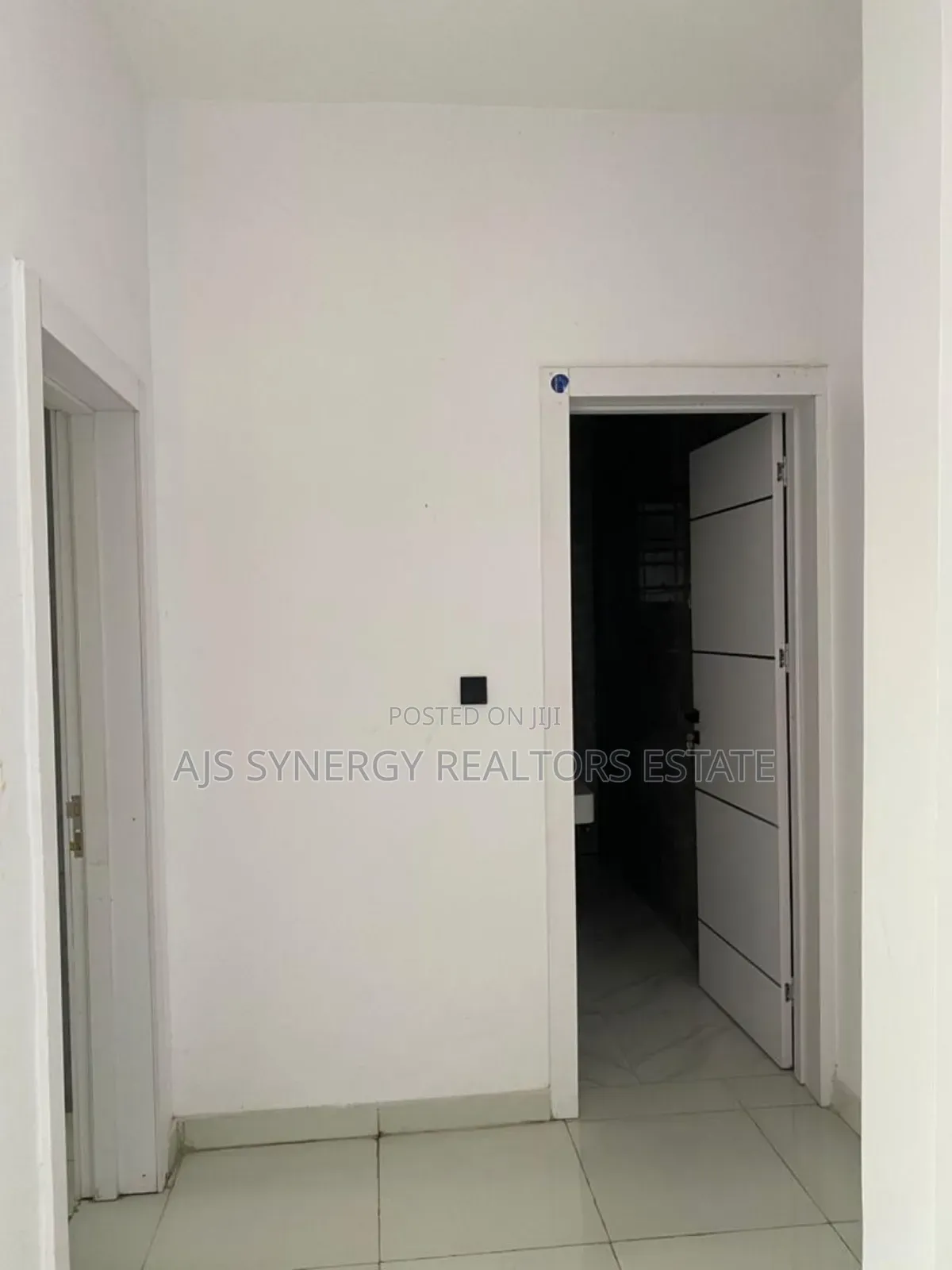 5bdrm Duplex in Chevron for sale