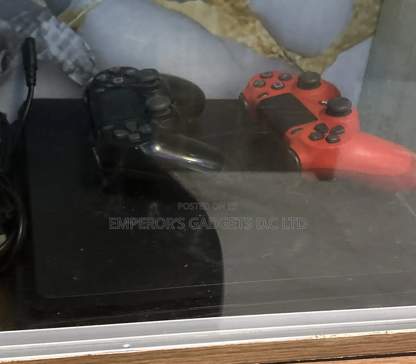Ps 4 Slim With 2 Pads and Games Installed