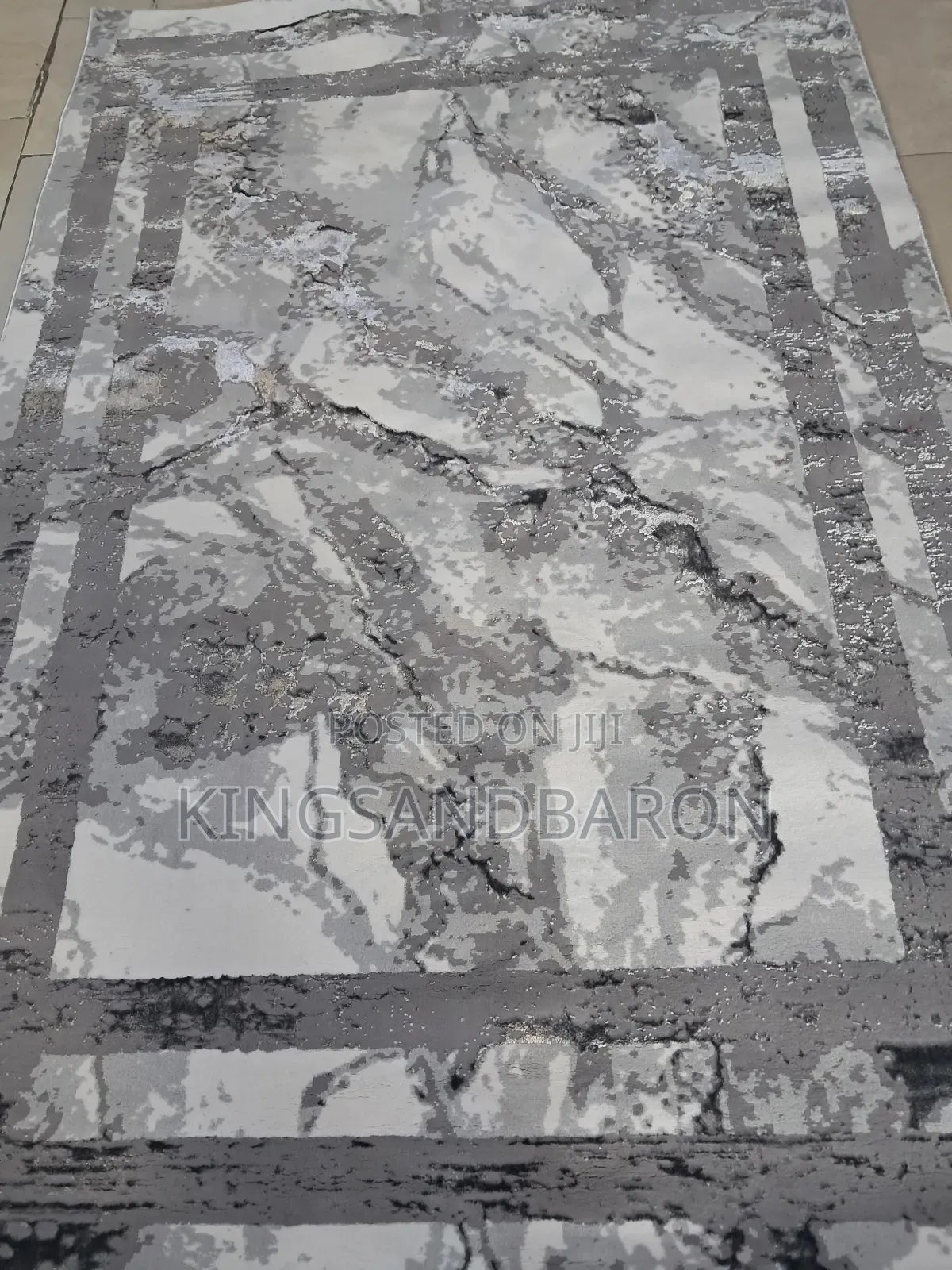 5×7fts Cream and Gray Turkey Center Rug