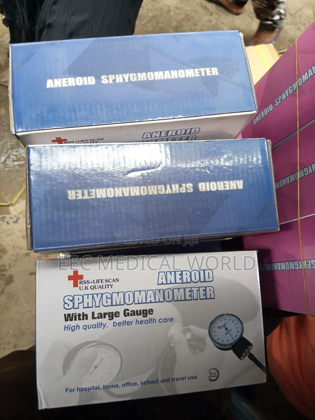 Aneroid
Sphygmomanometer
With Large Gauge