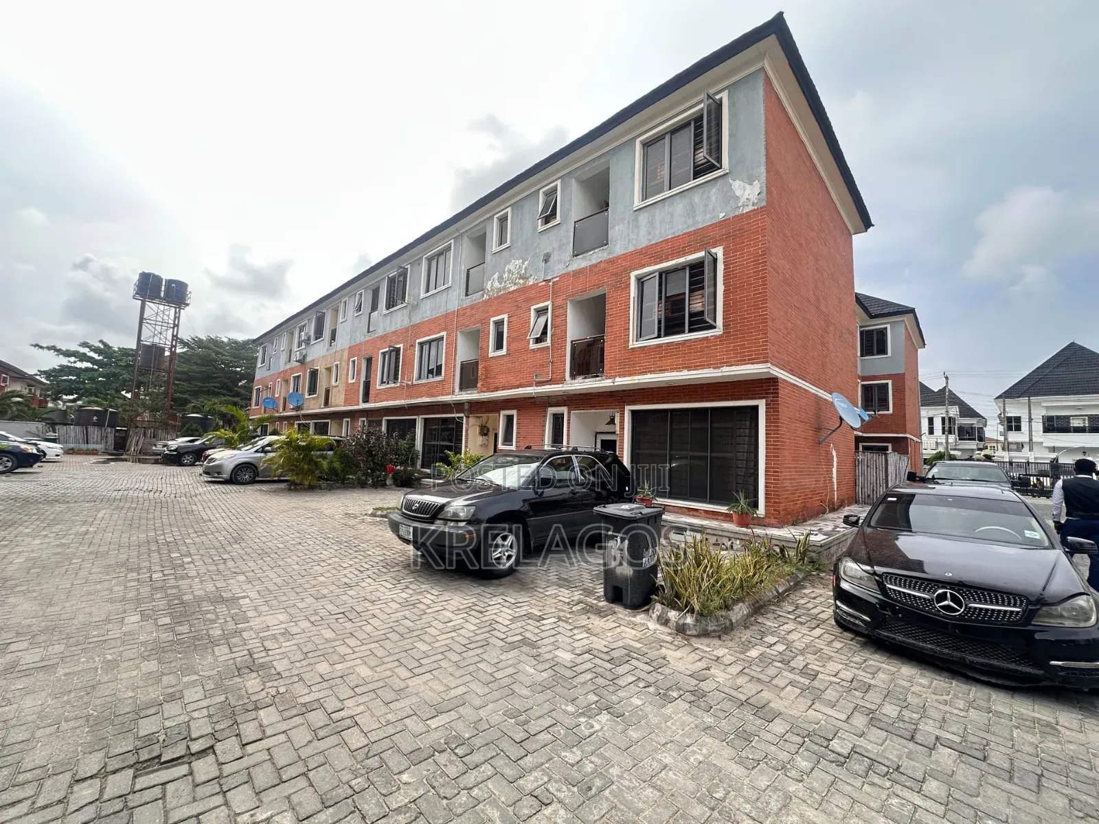 4bdrm Townhouse / Terrace in Osapa london for rent