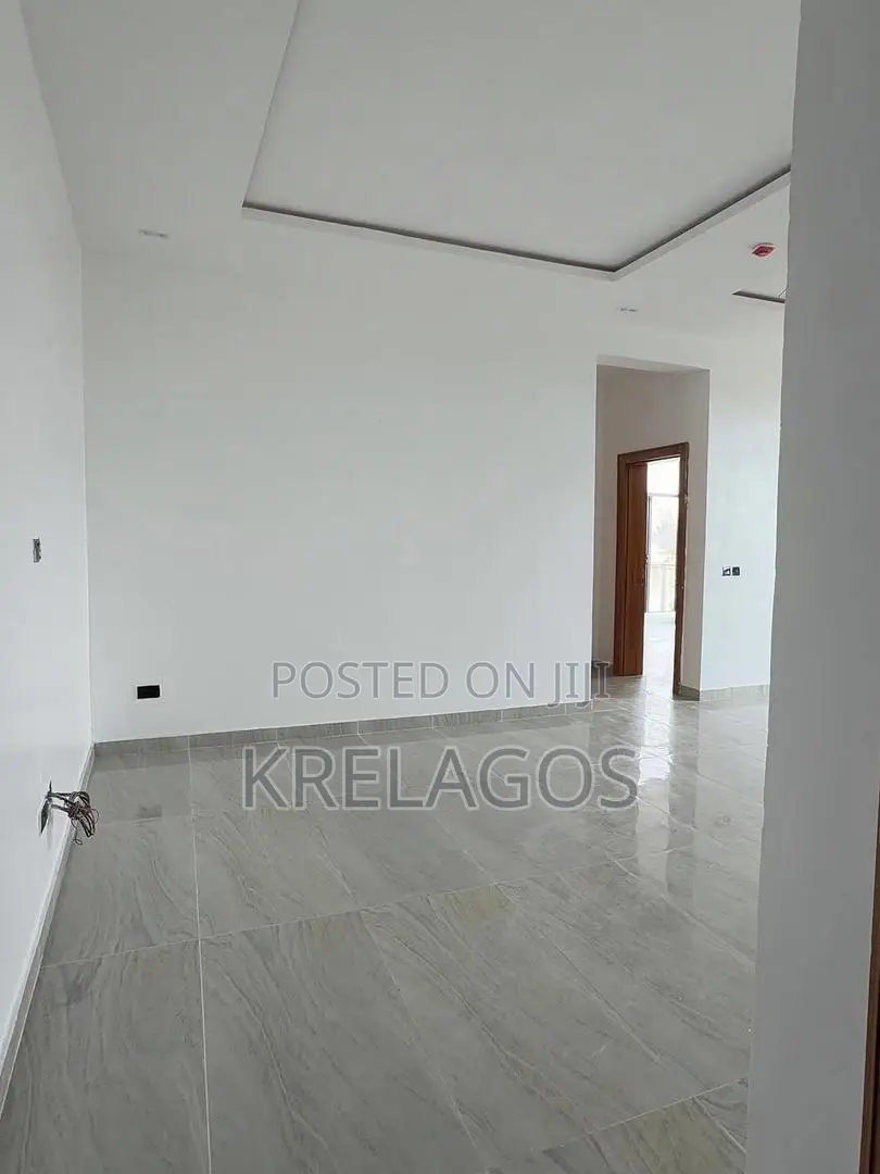 2bdrm Apartment in Lekki Phase 1 for rent