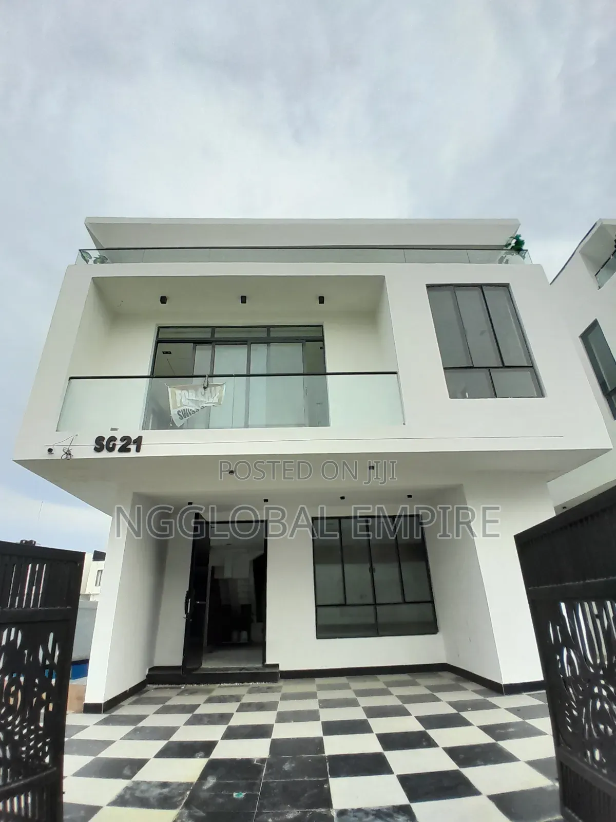5bdrm Duplex in Chevron for sale