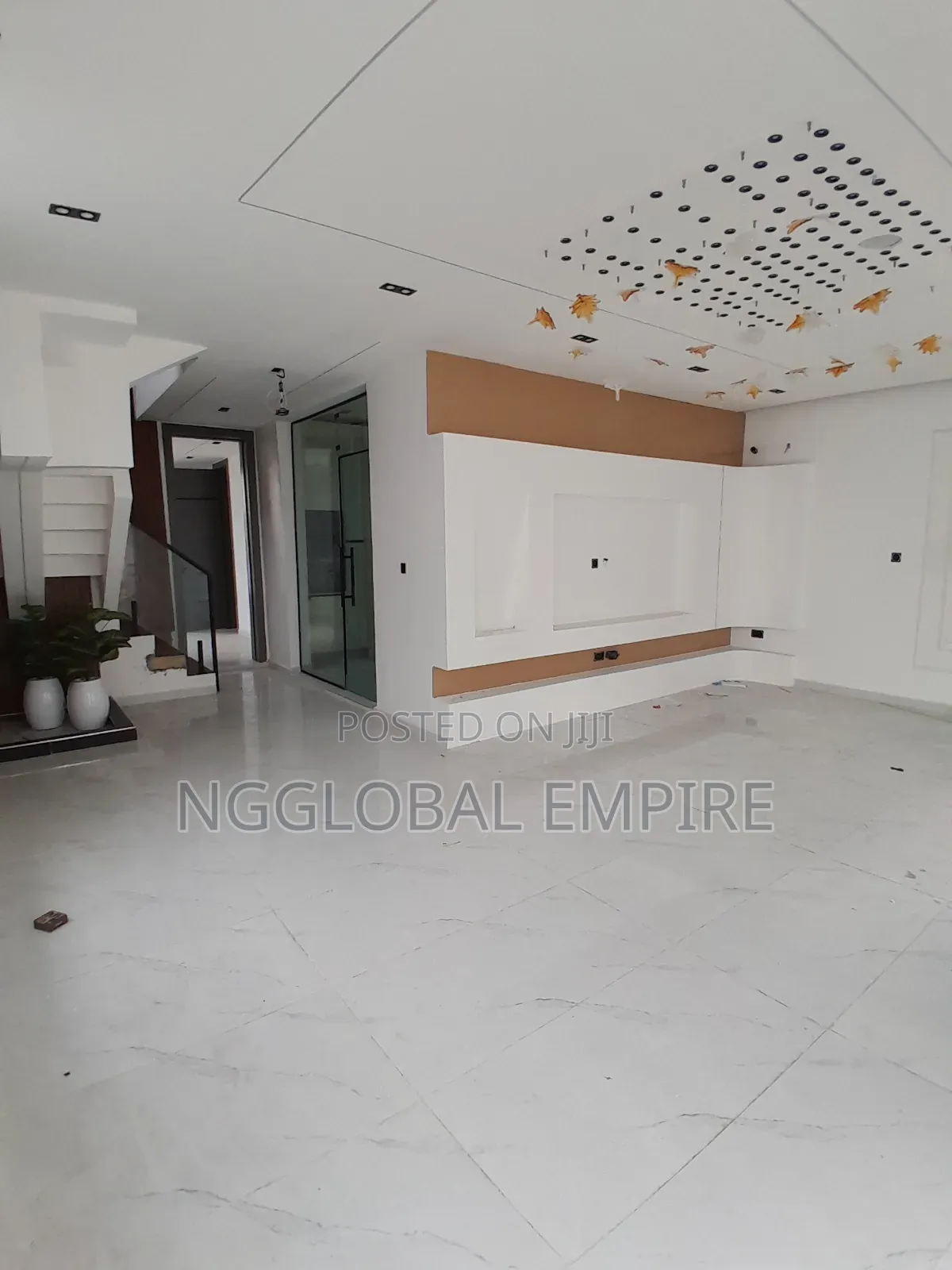 5bdrm Duplex in Chevron for sale