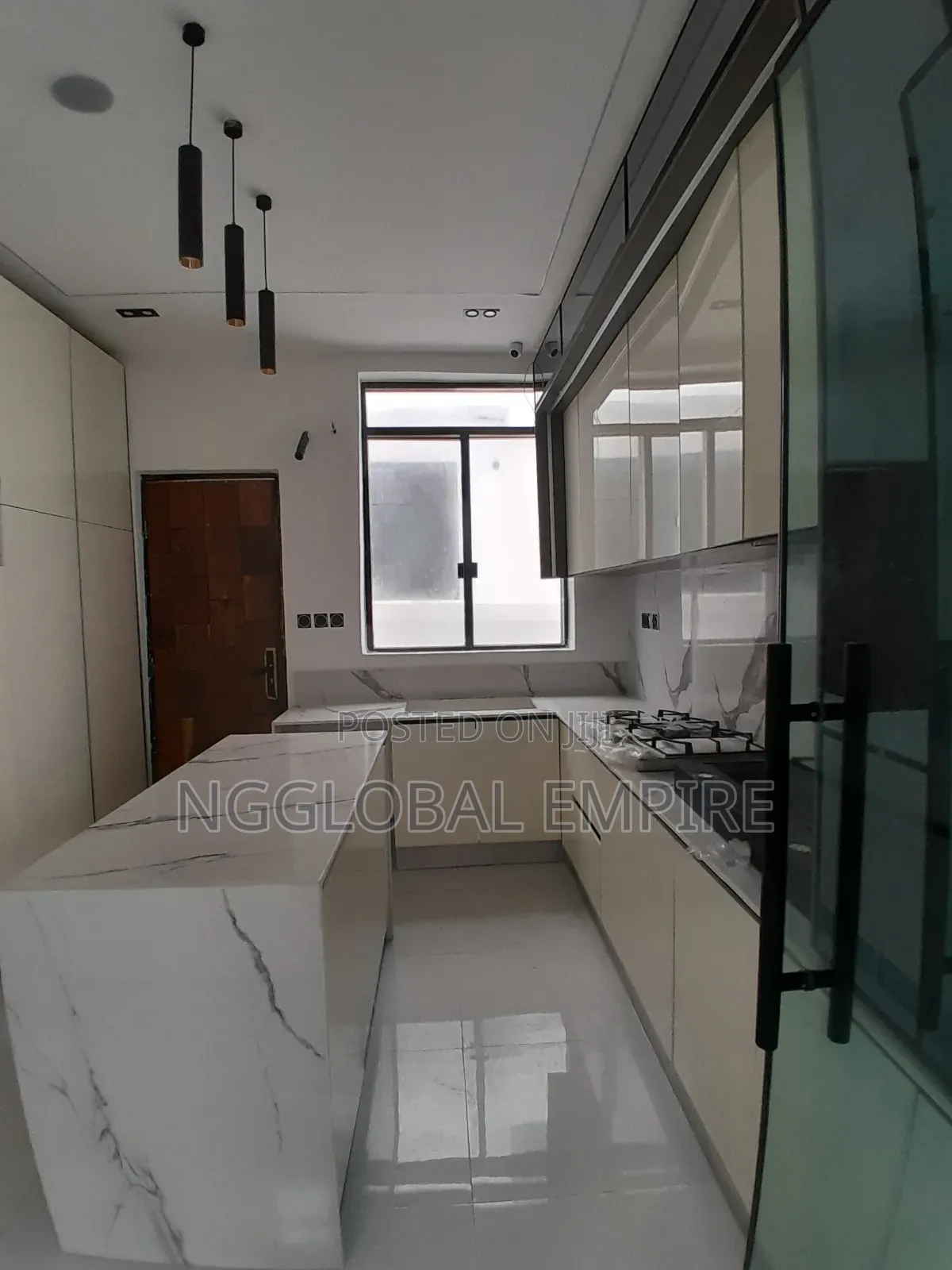5bdrm Duplex in Chevron for sale