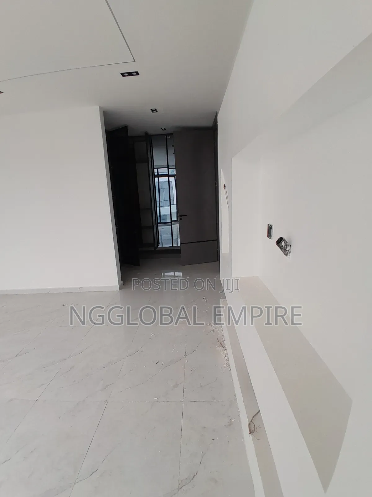 5bdrm Duplex in Chevron for sale
