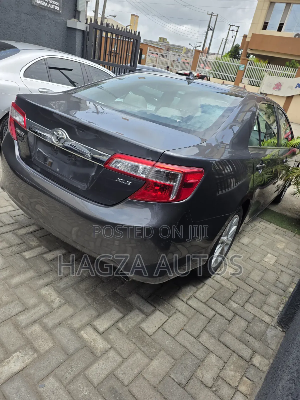 Toyota Camry XLE V6 4dr Sedan (3.5L 6cyl 6A) 2012 Gray
