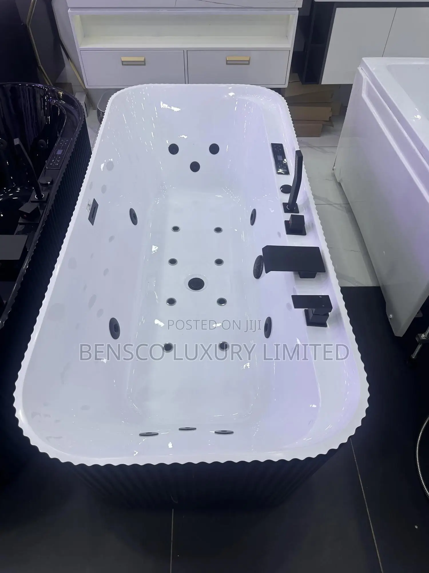 Luxury Freestanding Acrylic Whirlpool Massage Bathtub