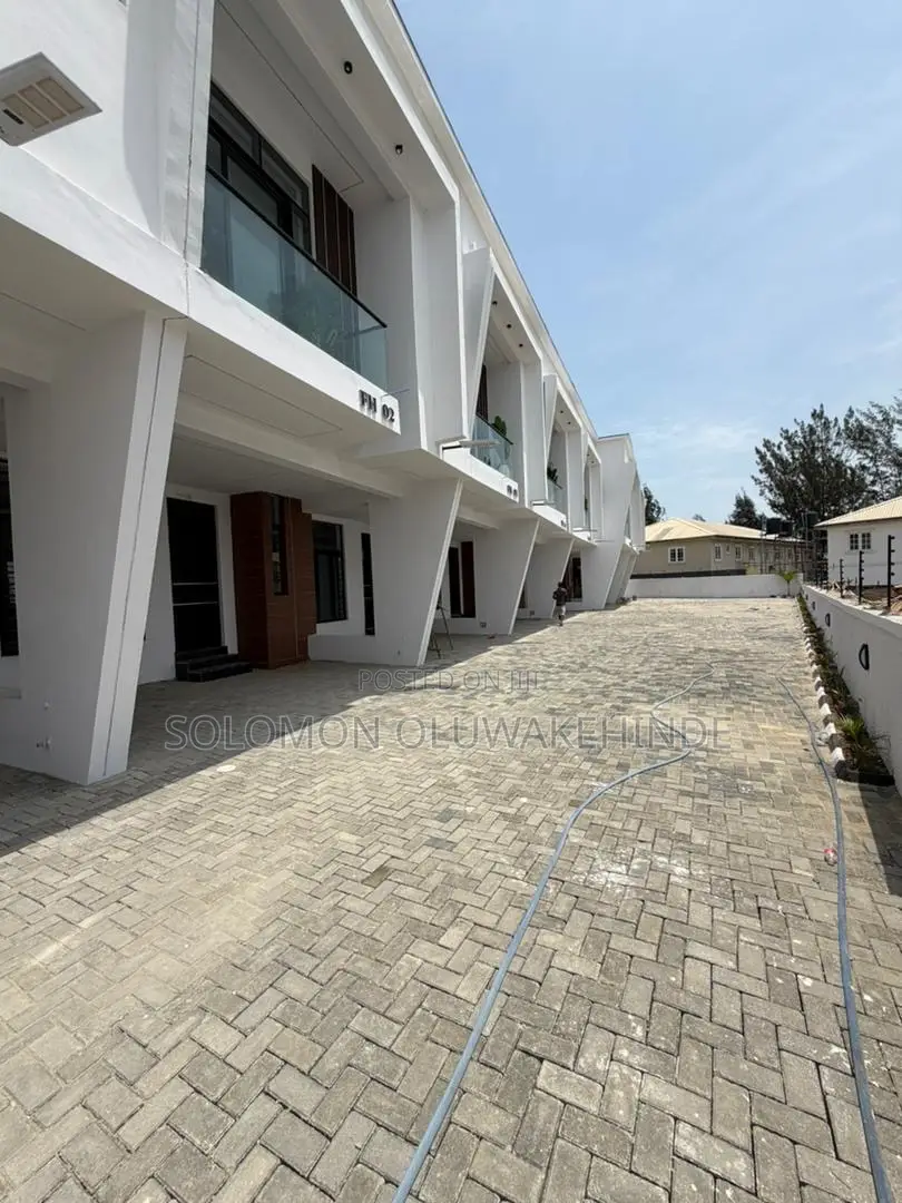 3bdrm Duplex in Ikota for sale