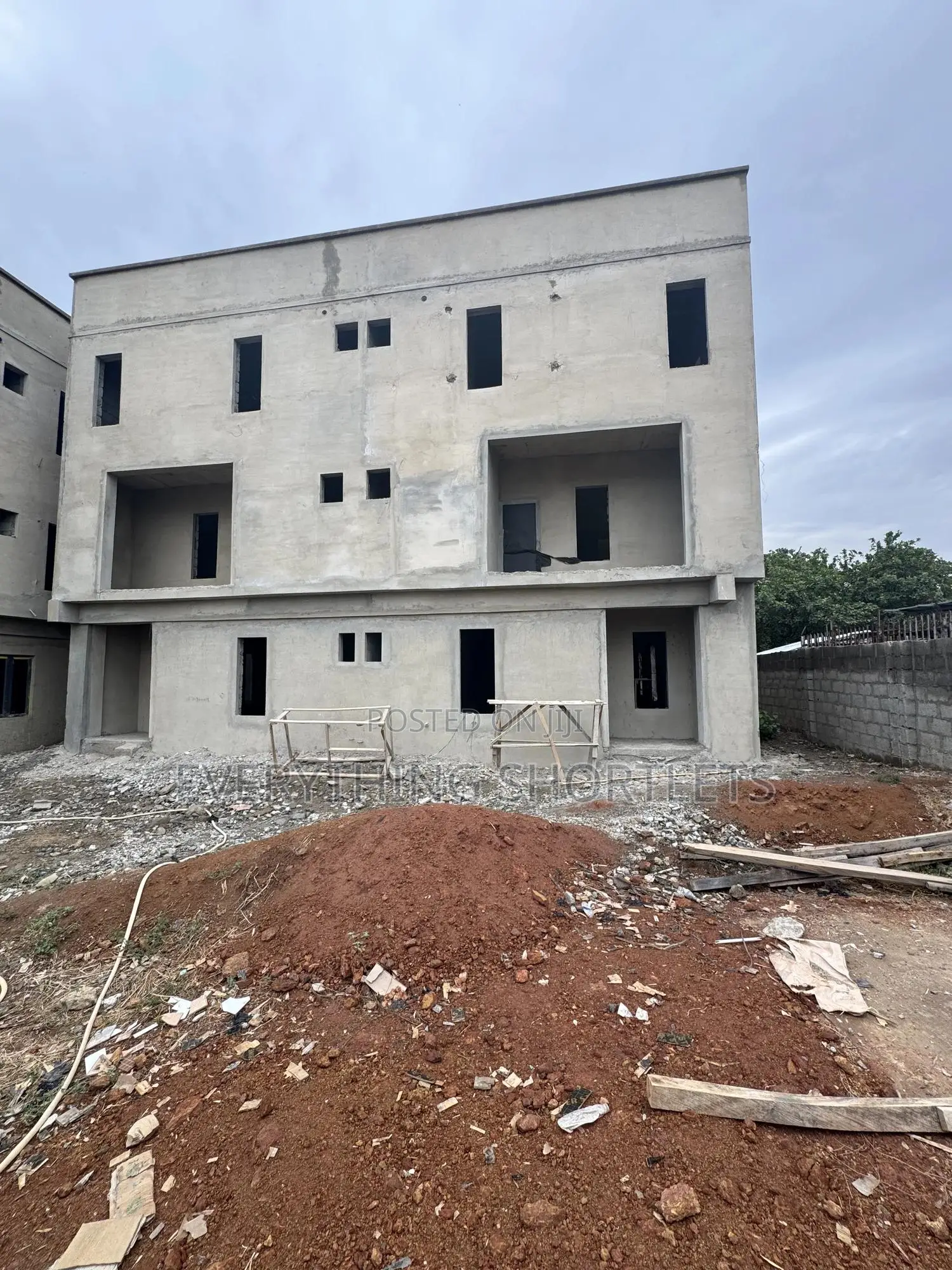 5bdrm Duplex in Kaura for sale