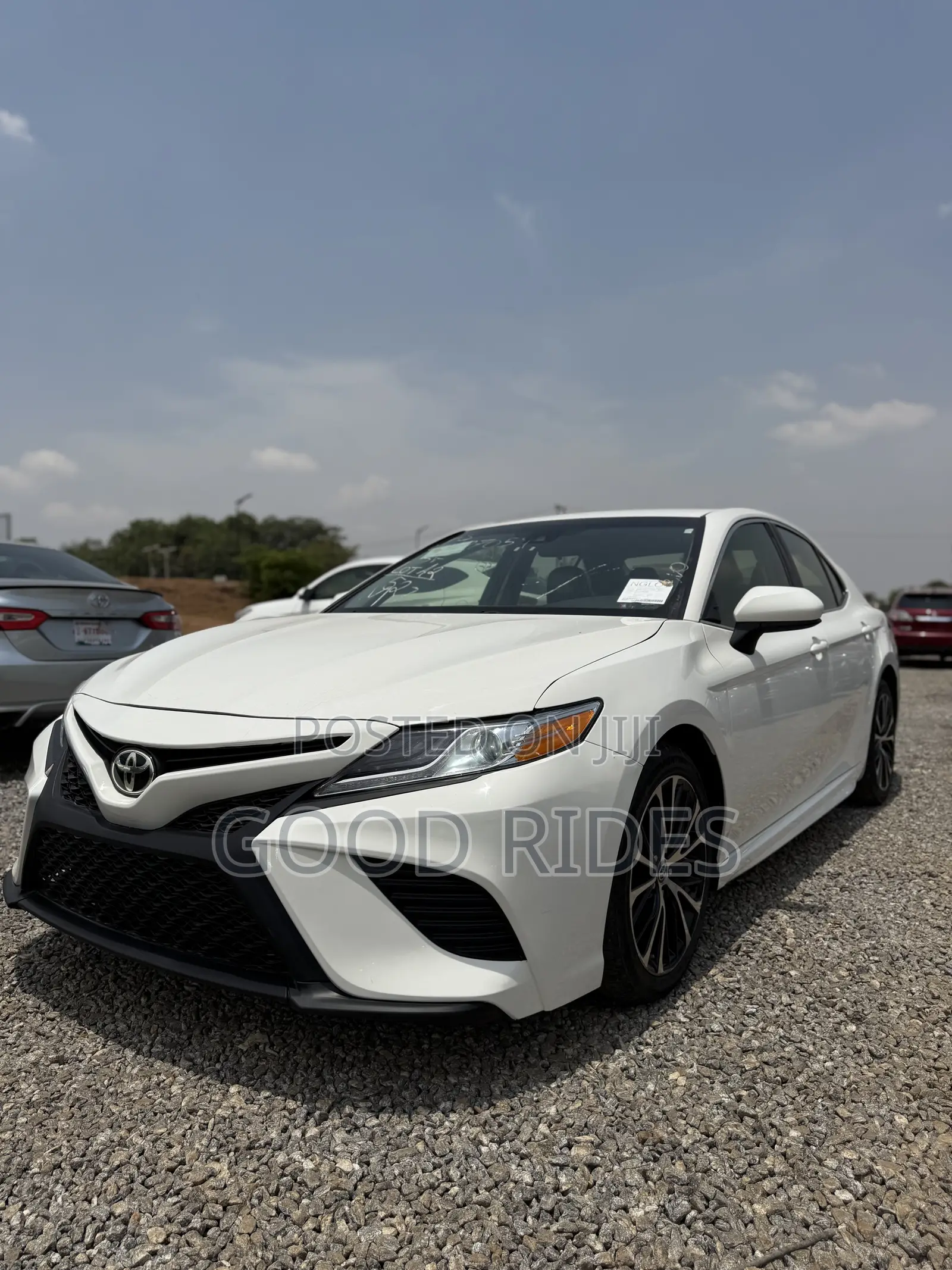 Toyota Camry SE FWD (2.5L 4cyl 8AM) 2018 White