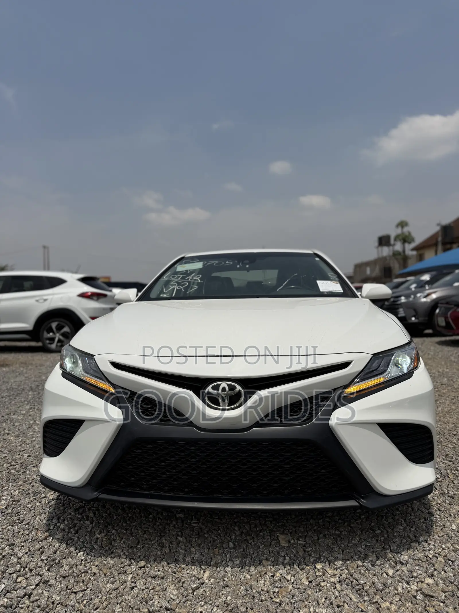 Toyota Camry SE FWD (2.5L 4cyl 8AM) 2018 White
