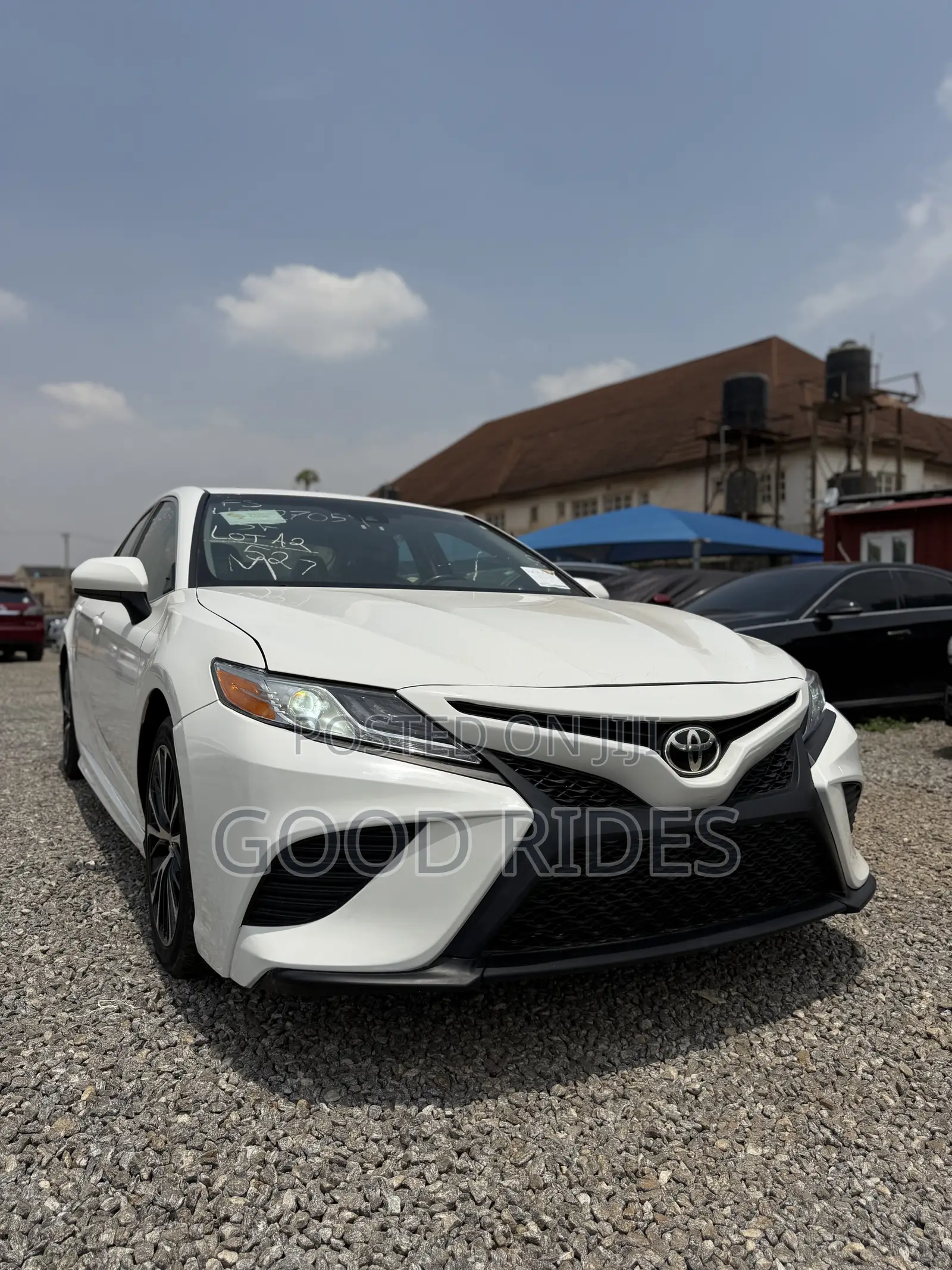 Toyota Camry SE FWD (2.5L 4cyl 8AM) 2018 White