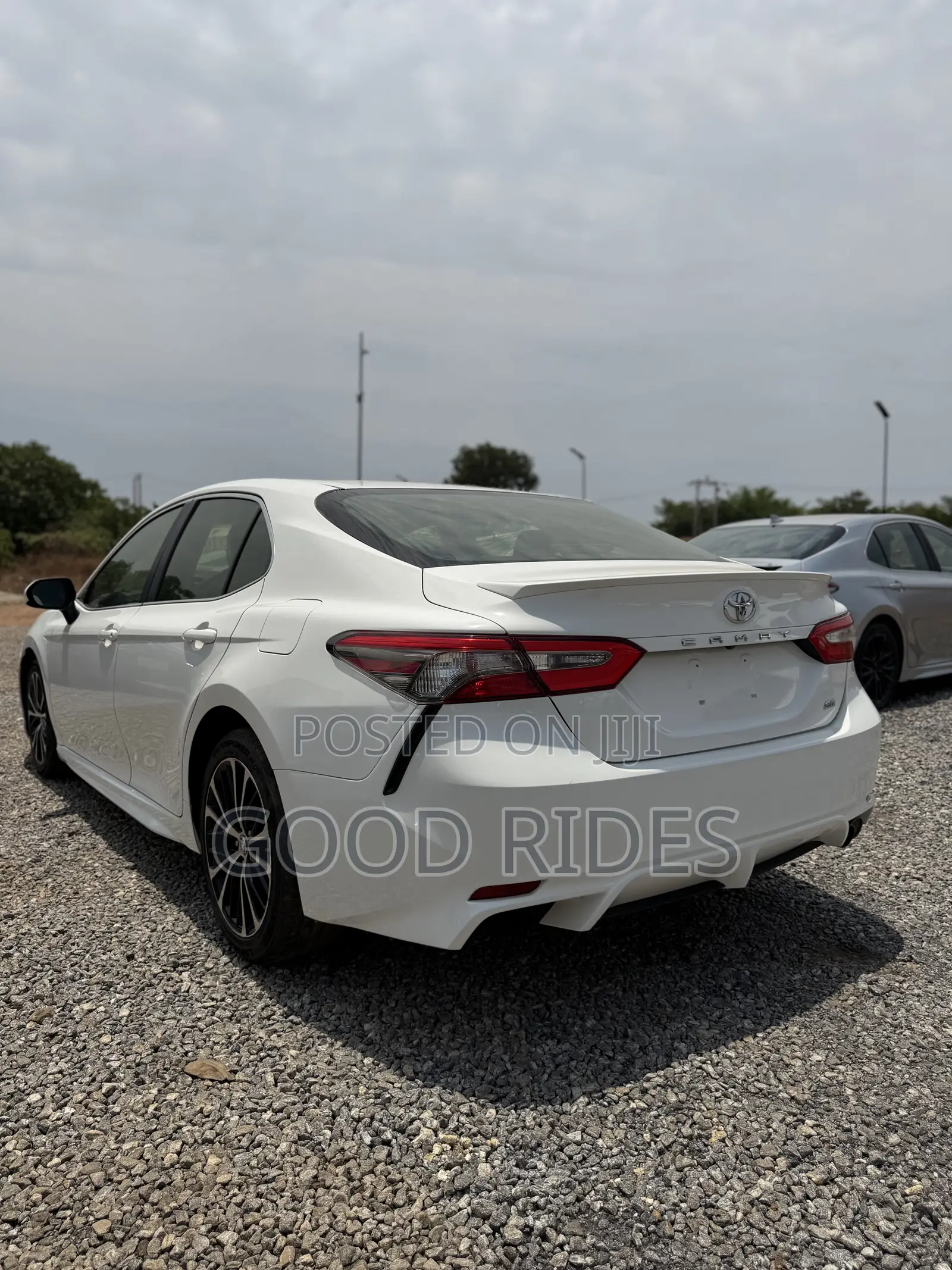 Toyota Camry SE FWD (2.5L 4cyl 8AM) 2018 White