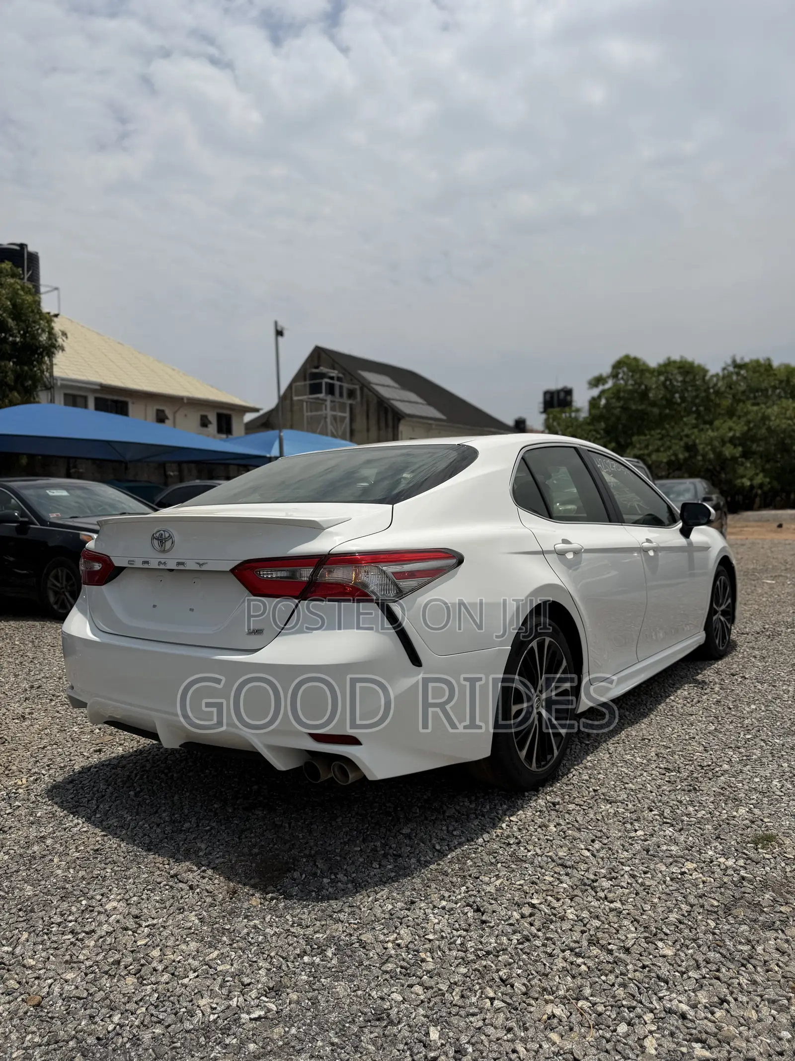 Toyota Camry SE FWD (2.5L 4cyl 8AM) 2018 White