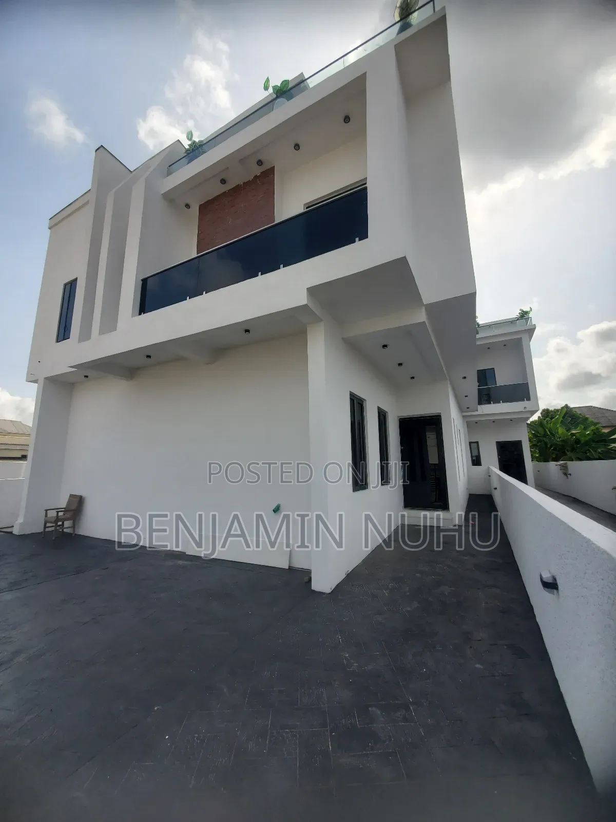 5bdrm Duplex in In A Secure Estate @ for sale