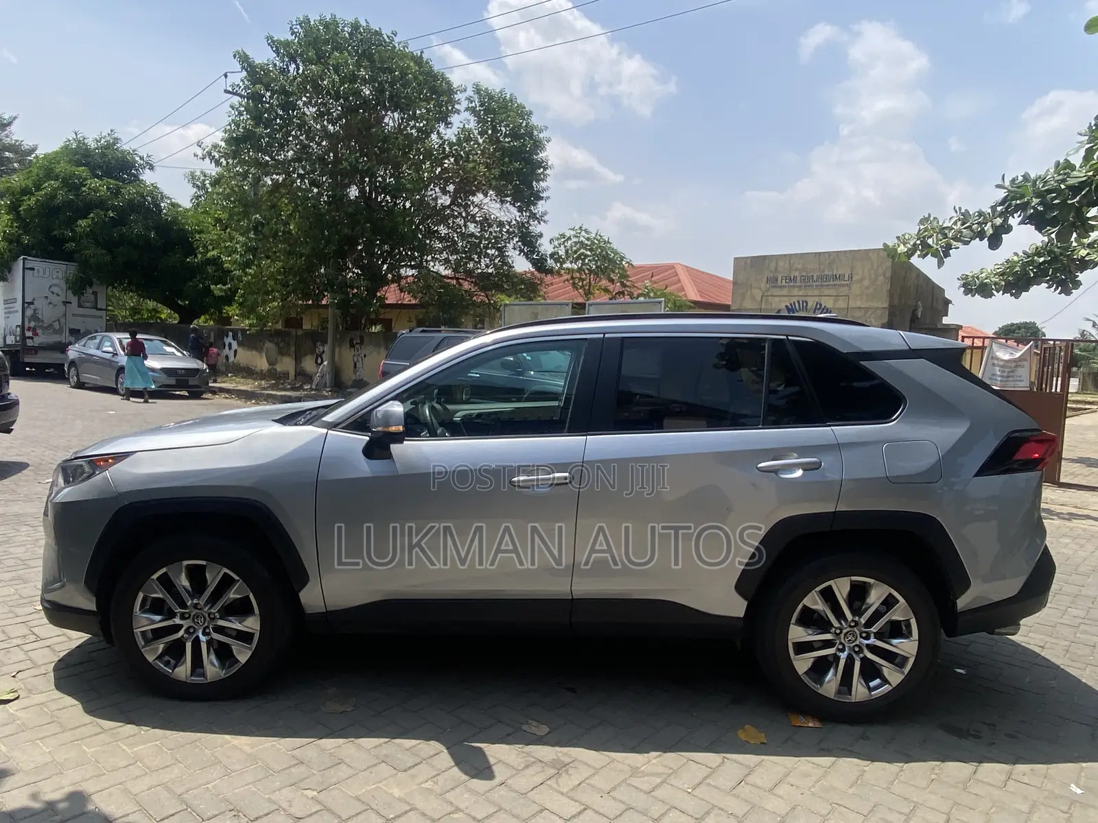 Toyota RAV4 XLE FWD 2020 Silver
