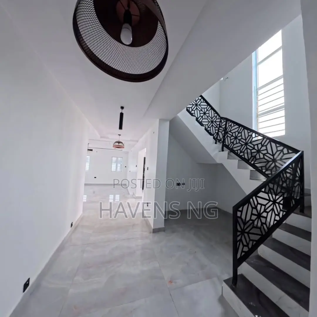 5bdrm Duplex in Dss Quarters Estate, Jericho for sale