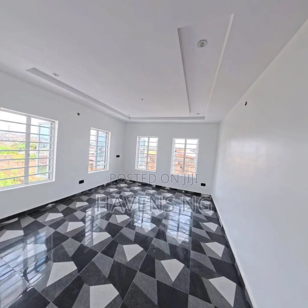 5bdrm Duplex in Dss Quarters Estate, Jericho for sale