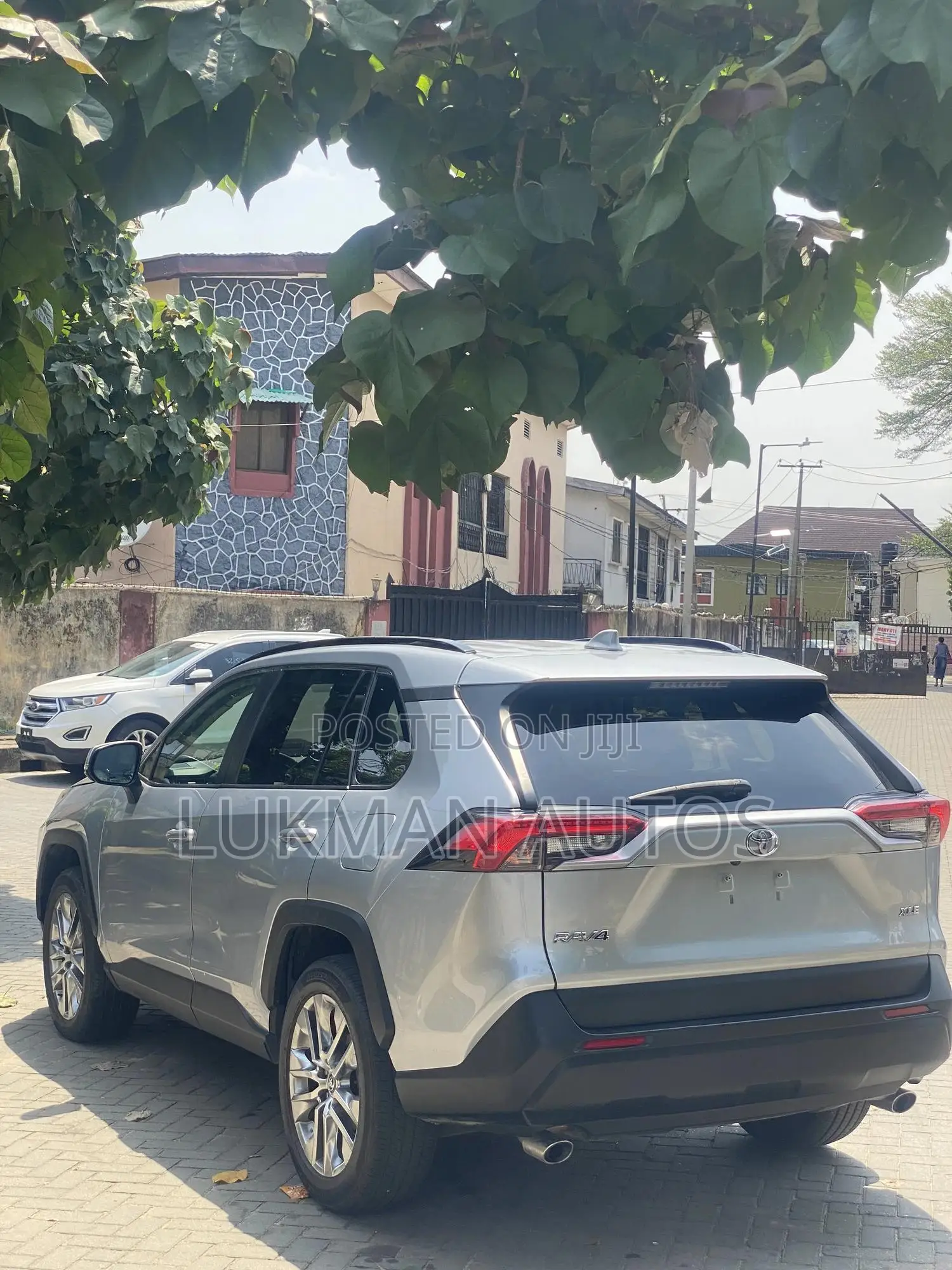 Toyota RAV4 XLE FWD 2020 Silver