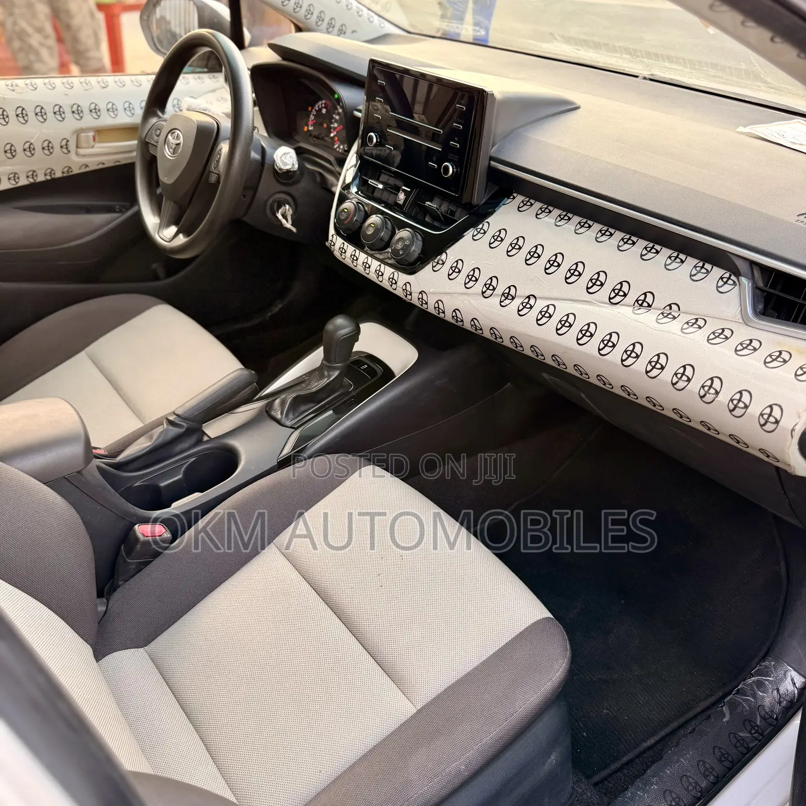 Toyota Corolla XLE 2020 White
