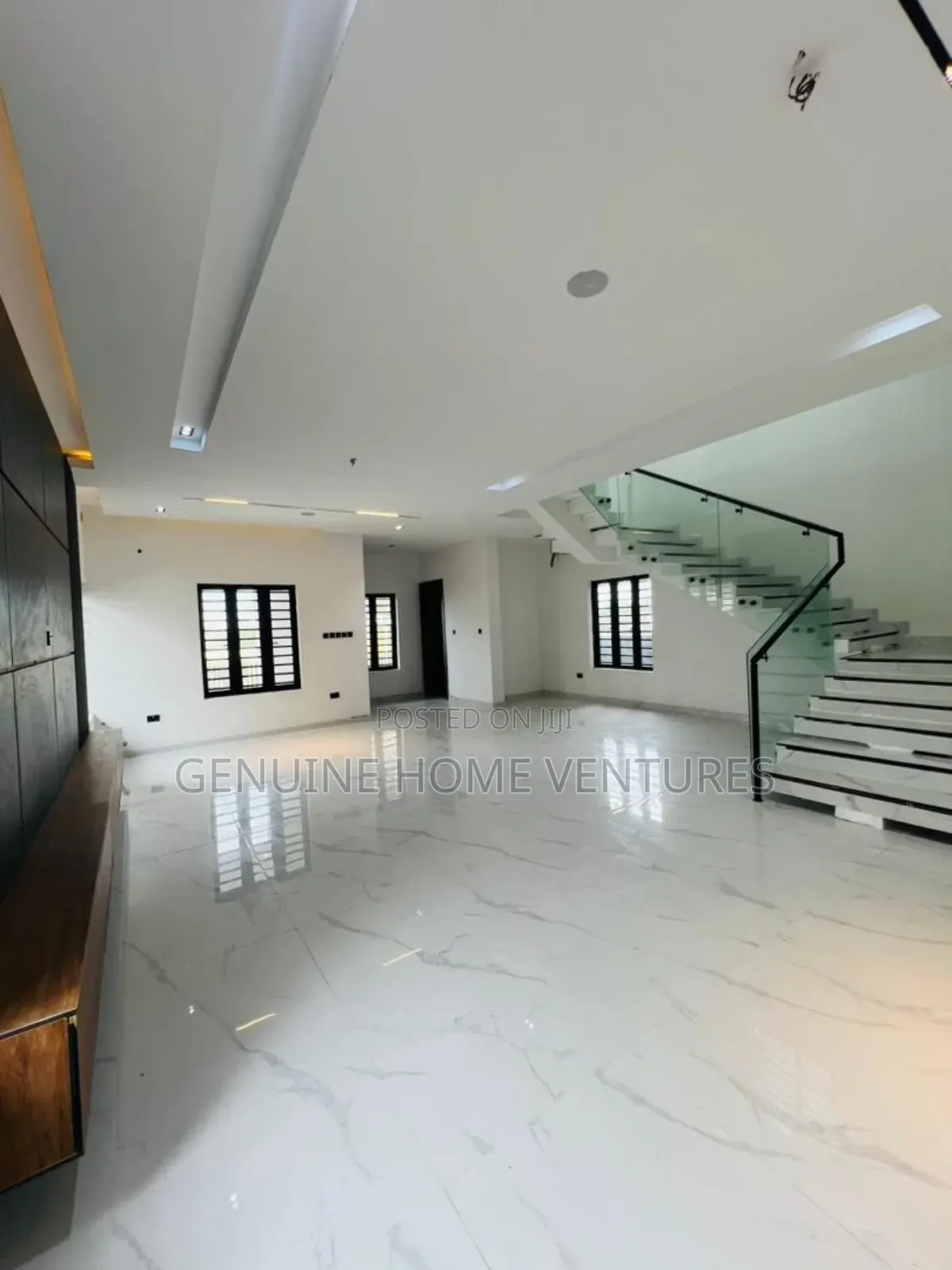 5bdrm Duplex in Ikota for sale