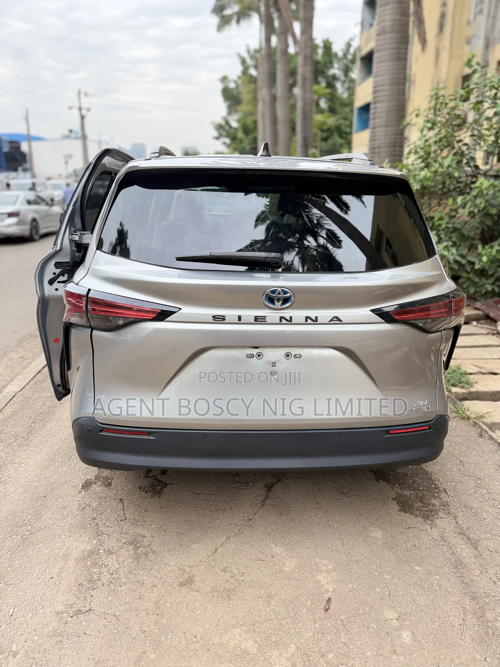Toyota Sienna XLE 8-Passenger 2021 Gold