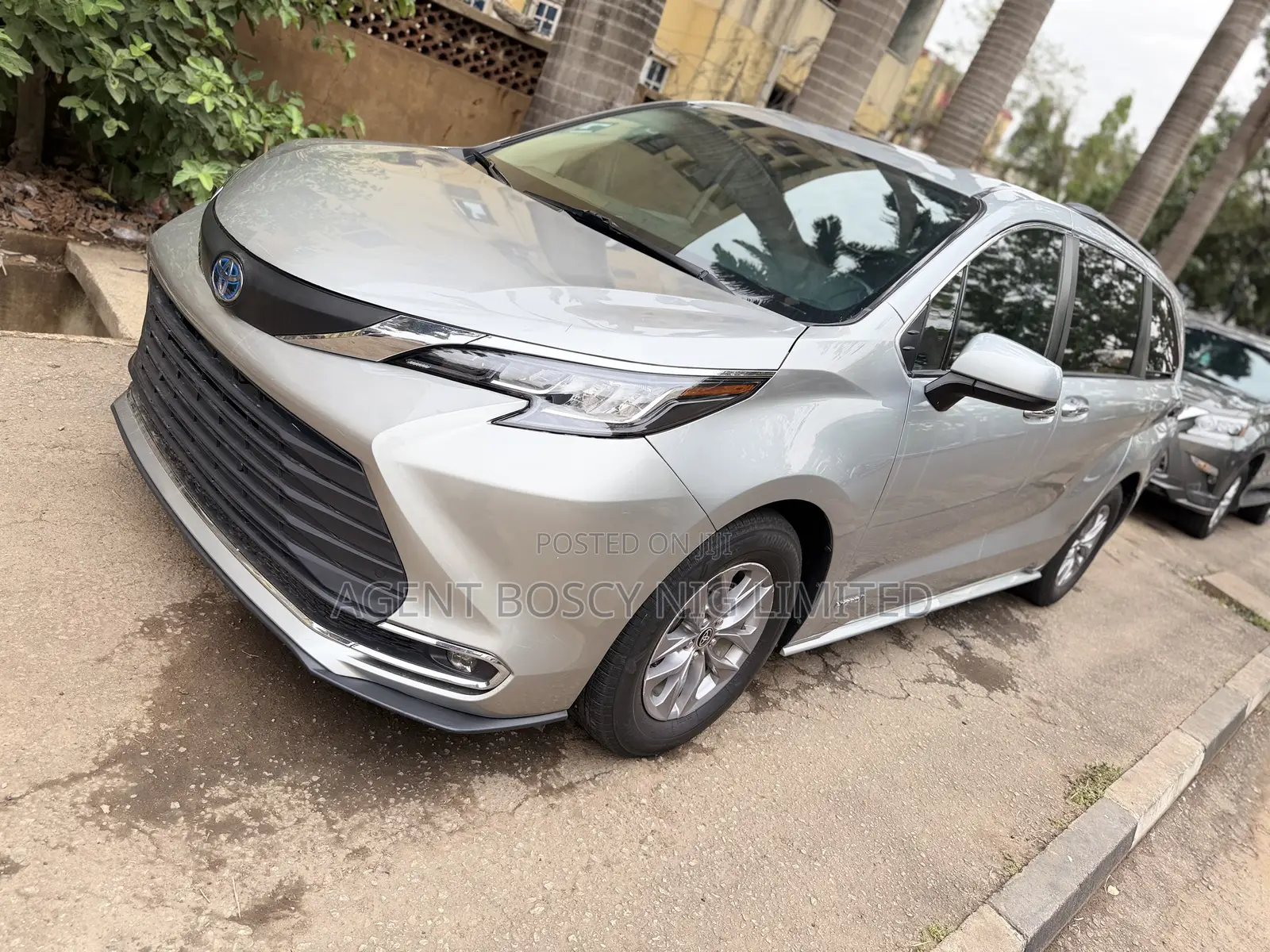 Toyota Sienna XLE 8-Passenger 2021 Gold
