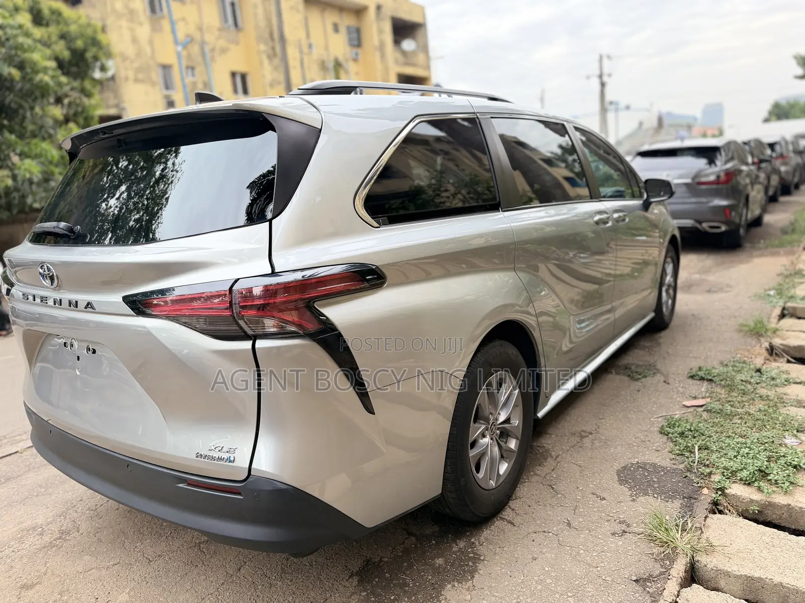 Toyota Sienna XLE 8-Passenger 2021 Gold