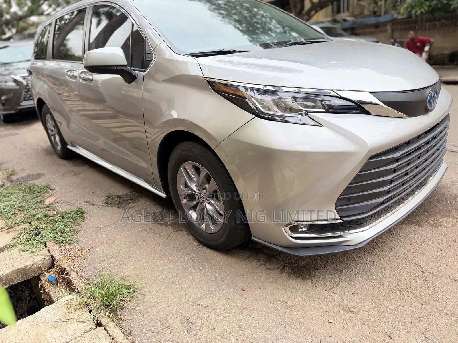 Toyota Sienna XLE 8-Passenger 2021 Gold
