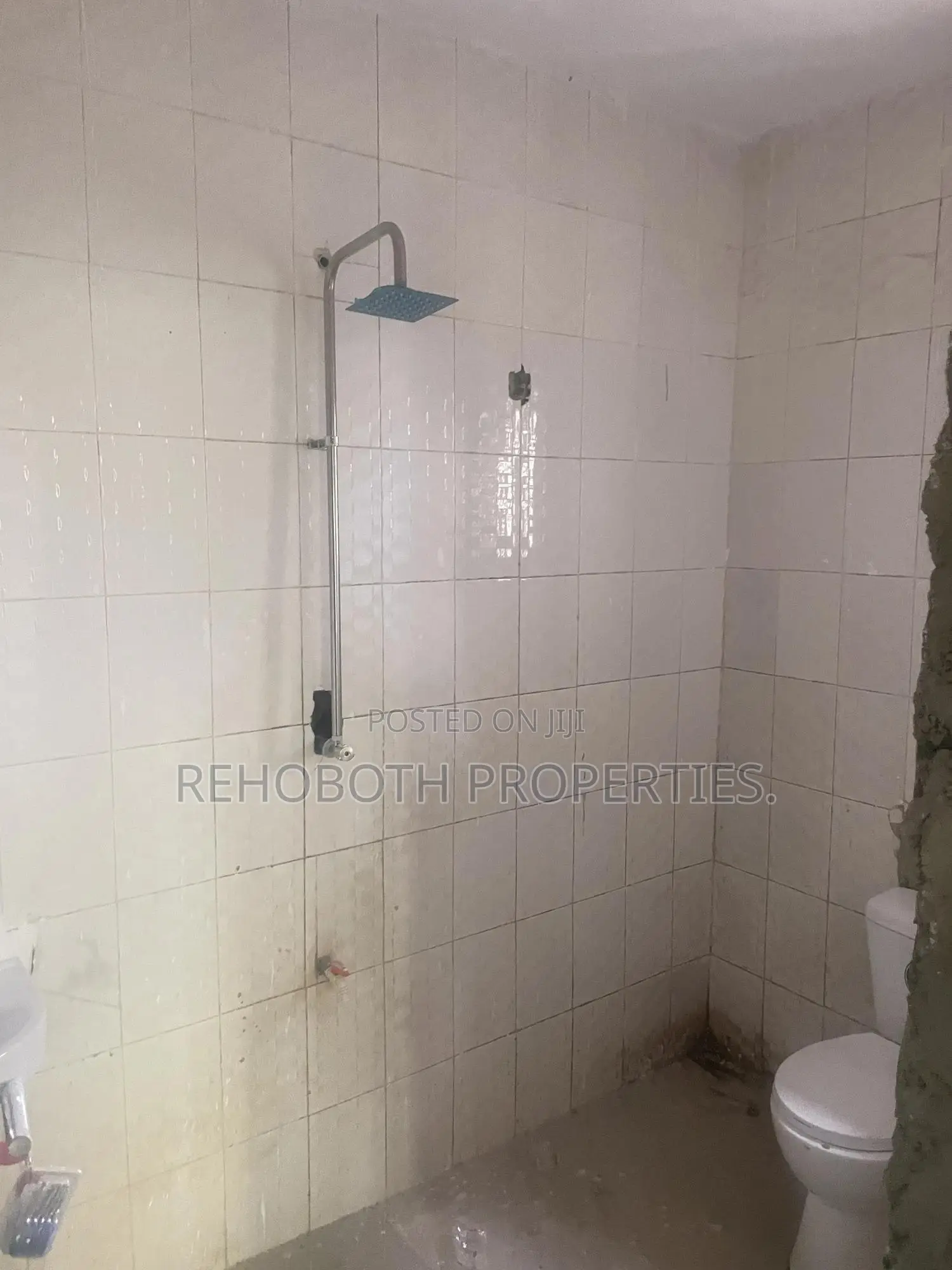 3bdrm Apartment in Back Of White Vill, Akala Express for rent