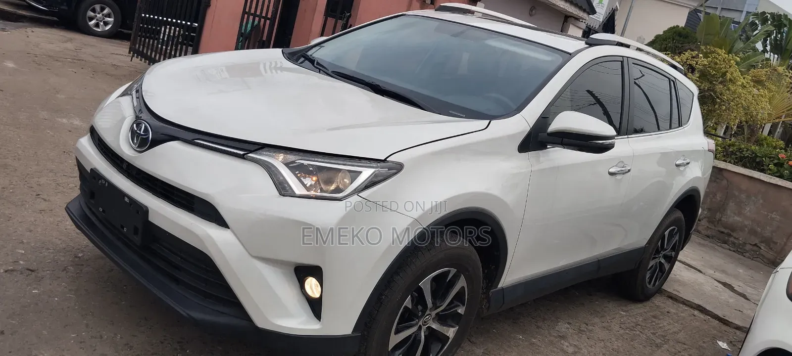 Toyota RAV4 XLE 4dr SUV (2.5L 4cyl 6A) 2018 White
