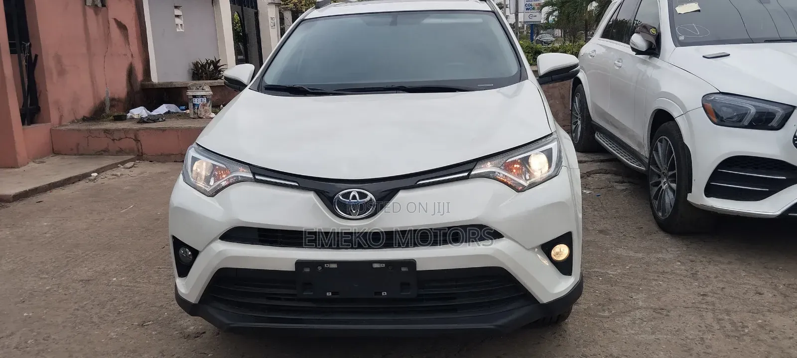Toyota RAV4 XLE 4dr SUV (2.5L 4cyl 6A) 2018 White