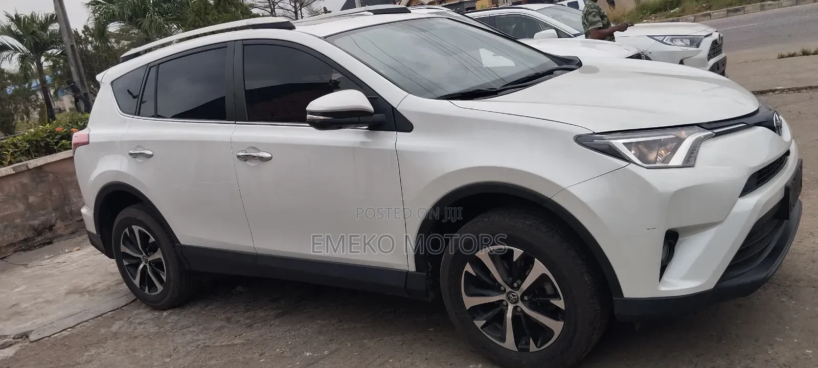 Toyota RAV4 XLE 4dr SUV (2.5L 4cyl 6A) 2018 White
