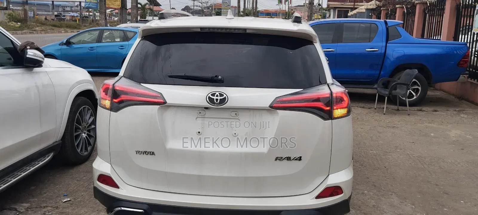 Toyota RAV4 XLE 4dr SUV (2.5L 4cyl 6A) 2018 White
