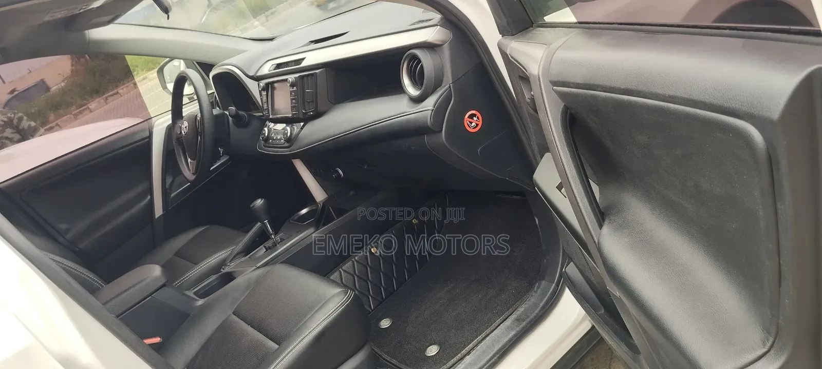 Toyota RAV4 XLE 4dr SUV (2.5L 4cyl 6A) 2018 White