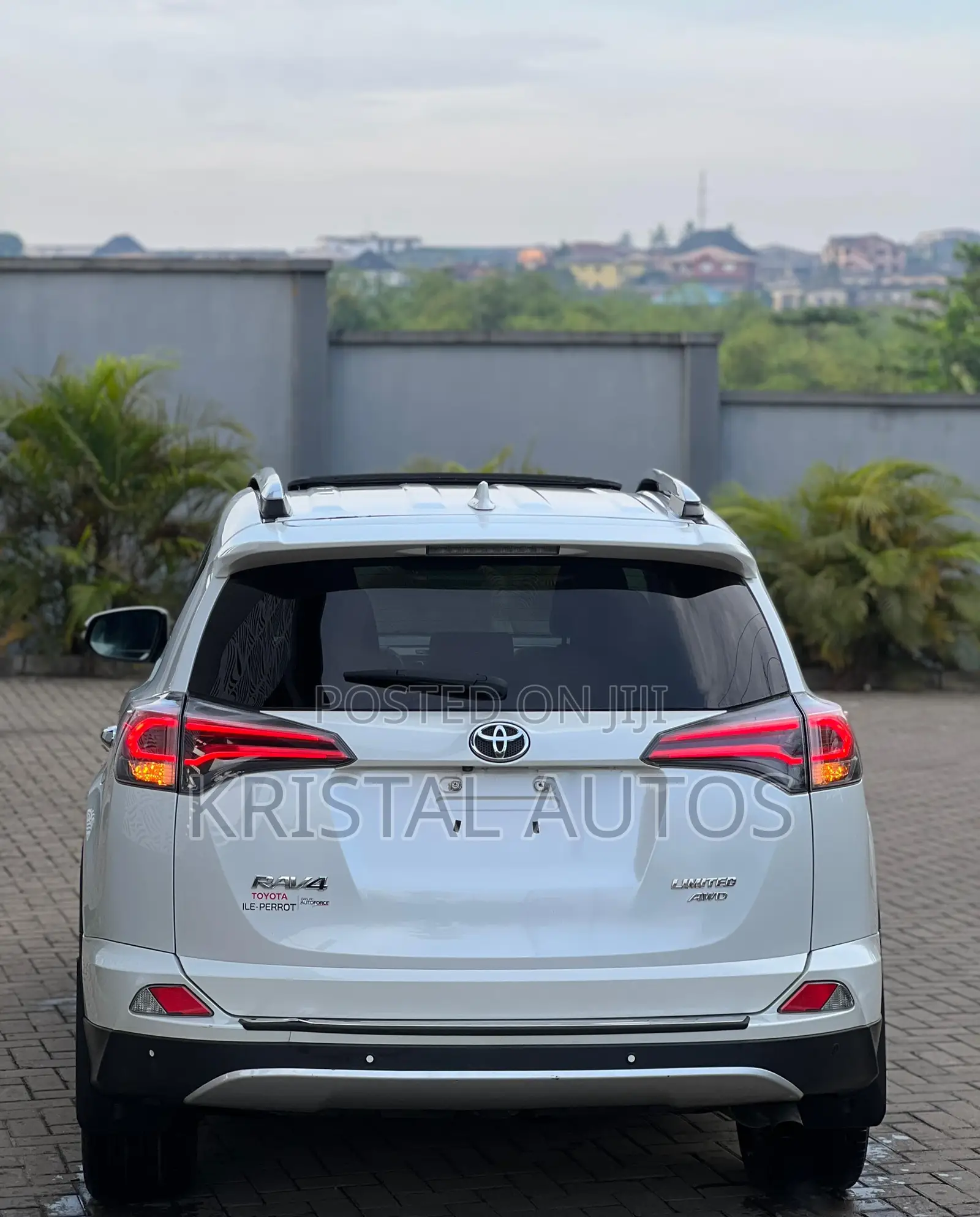 Toyota RAV4 Limited AWD (2.5L 4cyl 6A) 2017 White