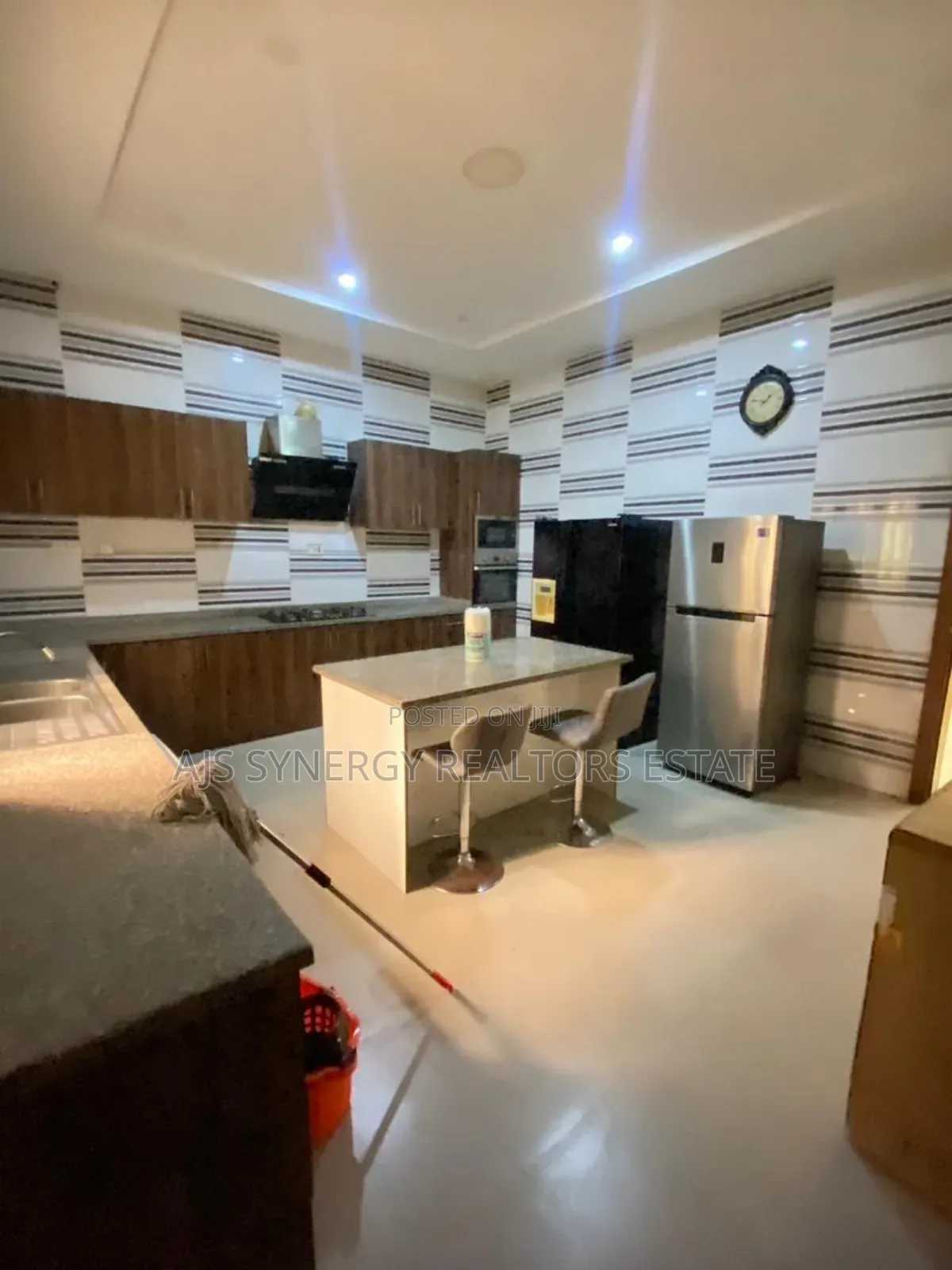 Furnished 5bdrm Apartment in Osapa london for rent