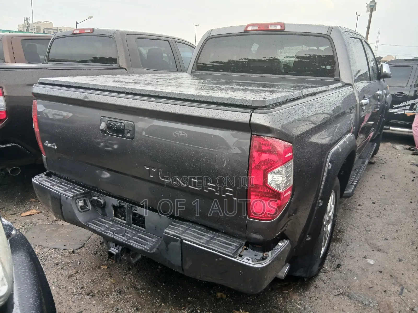 Toyota Tundra Limited 5.7L V8 4x2 CrewMax 5.6 ft. box 145.7 in. WB 2017