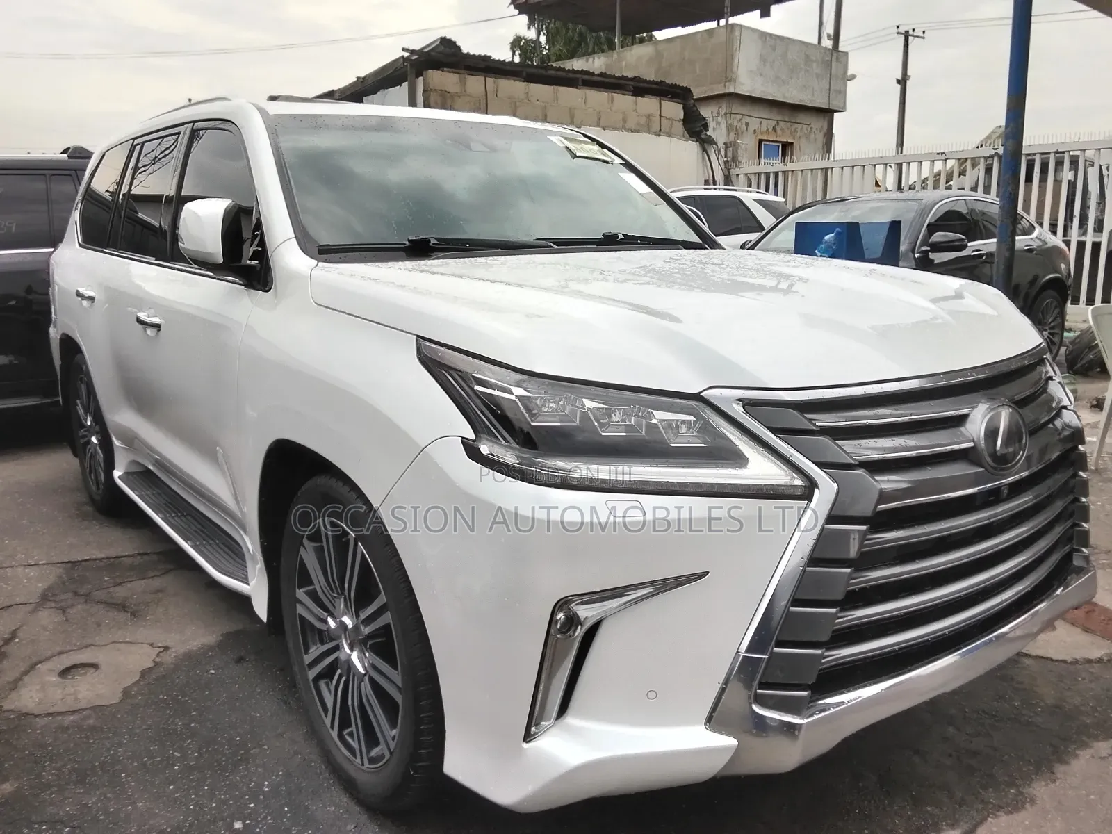 Lexus LX 570 AWD 2019 White