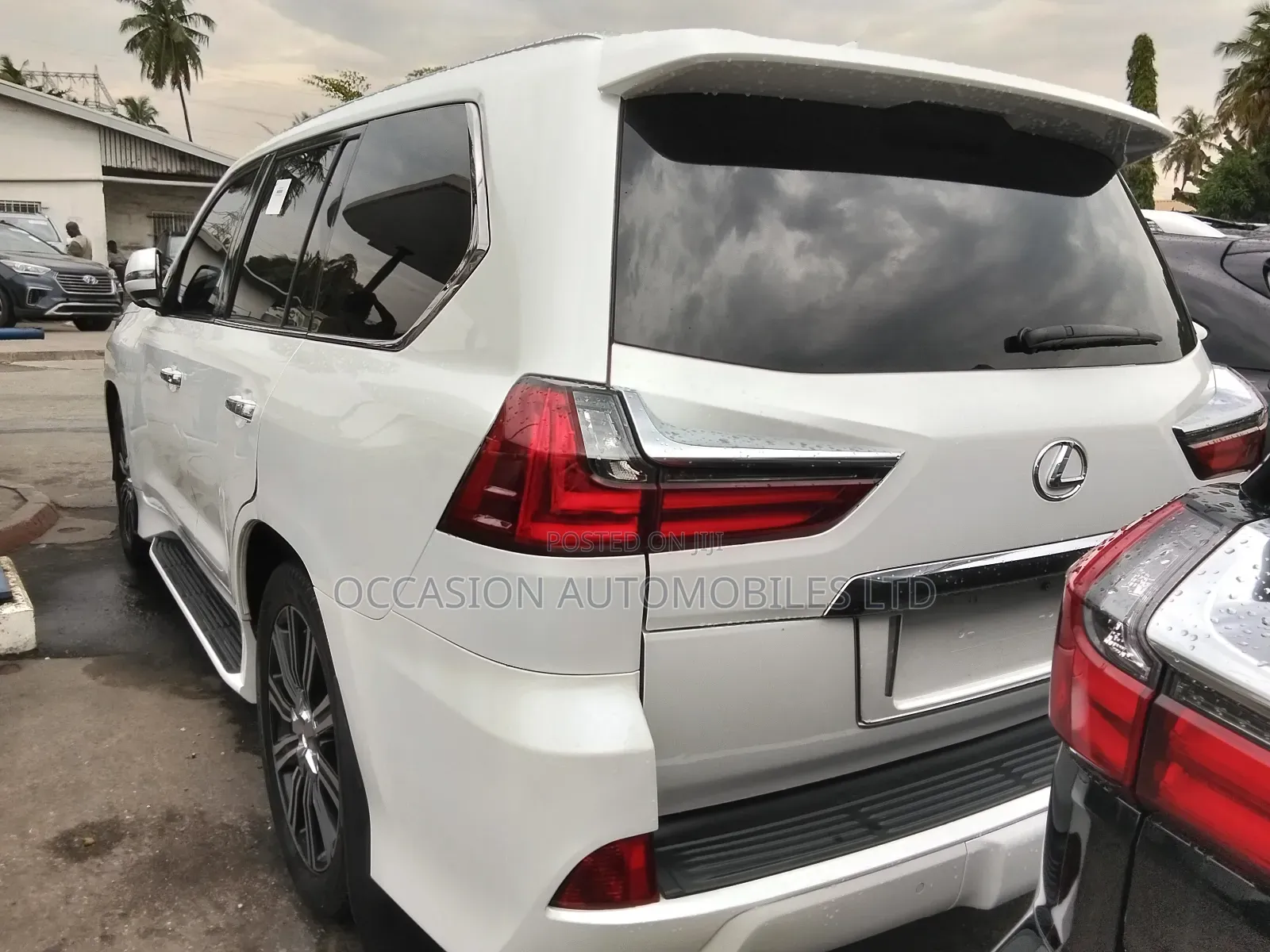 Lexus LX 570 AWD 2019 White