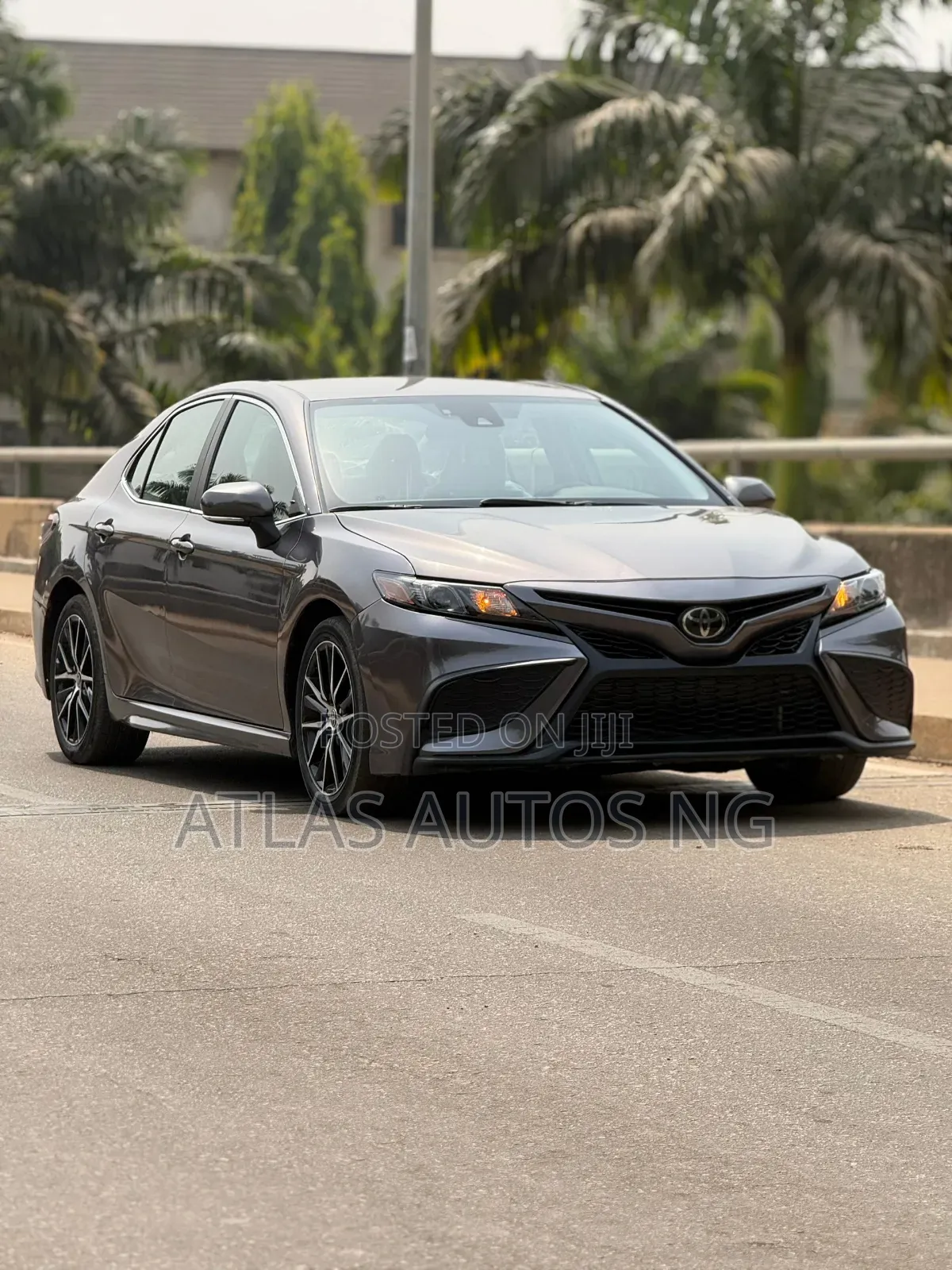 Toyota Camry SE 2022 Gray