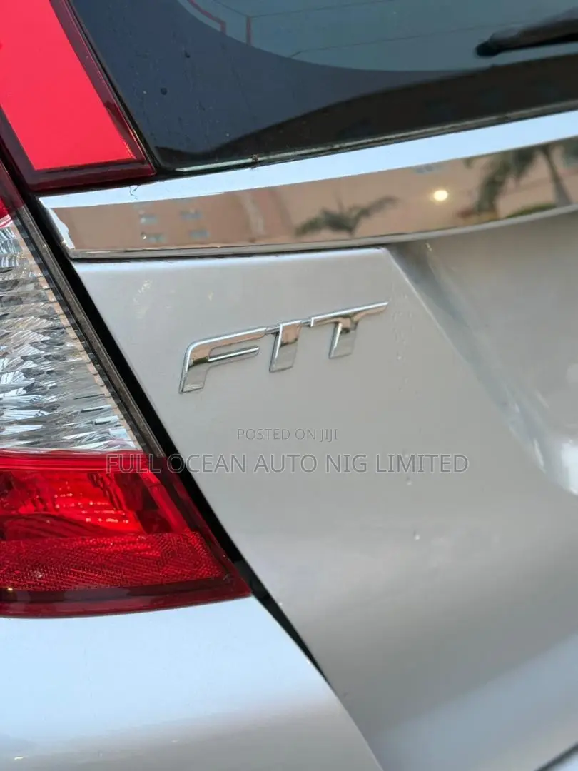 Honda Fit EX-L w/Navigation 4dr Hatchback (1.5L 4cyl CVT) 2015 Silver